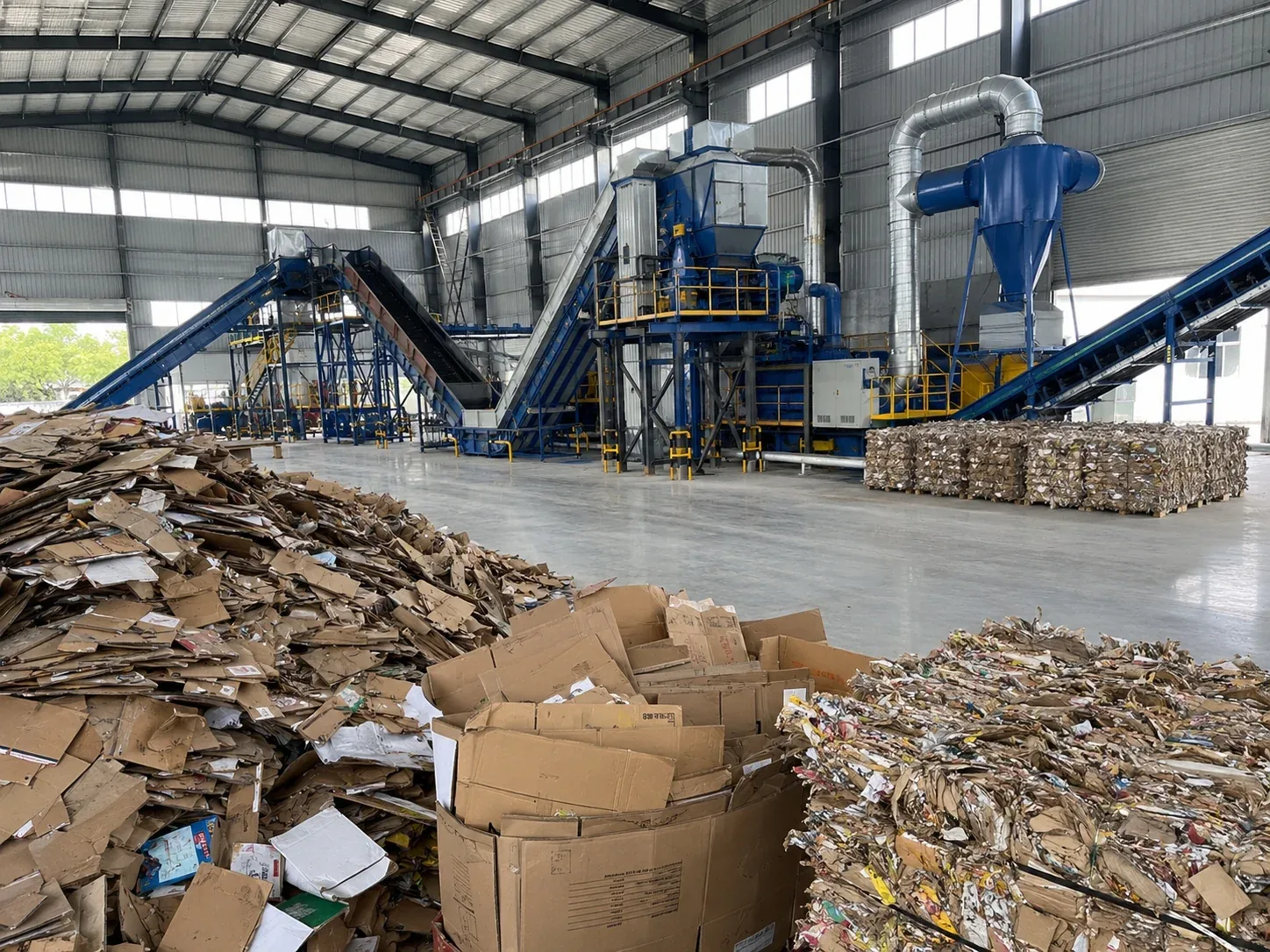 Waste cardboard recycling machine and OCC recycling plant in an industrial workshop
