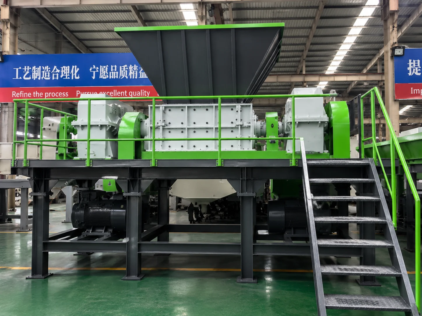 YUXI industrial double shaft shredder in factory workshop